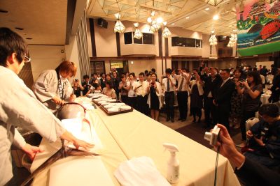 まぐろの解体 魚屋の宴会だから魚はとにかくこだわりました!池澤本店新人たちによるまぐろの解体ショーも。
